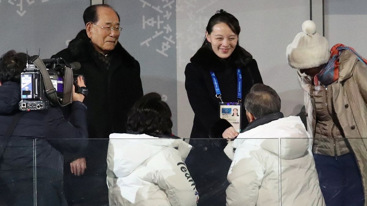 Sestra severokorejské vůdce Kim Jo-čong a formální hlava KLDR Kim Jong-nam si podali ruce s prezidentem Jižní Koreje. 