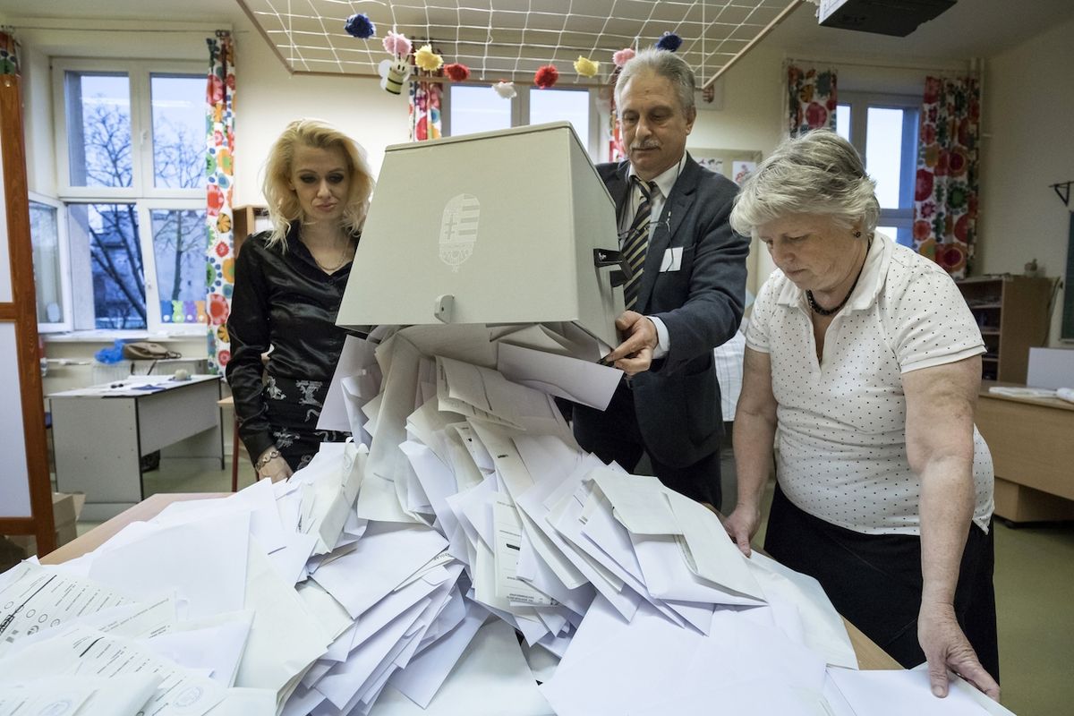 V Maďarsku se někde už počítají hlasy, jinde se bude volit až do 23:00.