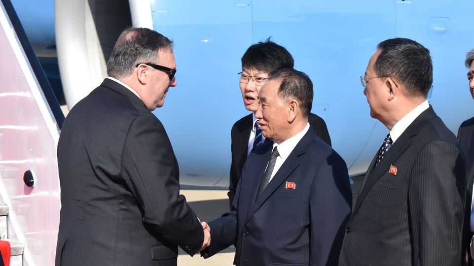Americký ministr zahraničí Mike Pompeo (vlevo) se měl sejít se severokorejským emisarem Kim Jong-čcholem.