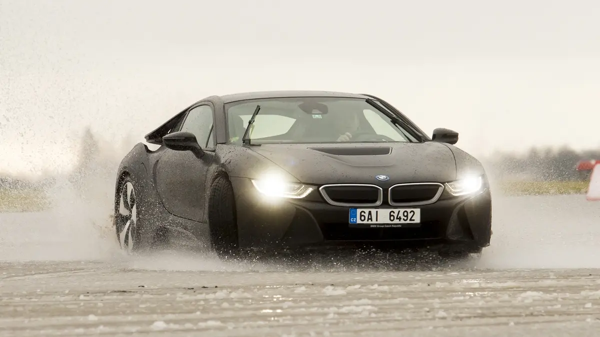 Test Bmw I8 Coupe Jedine Futuristicke Auto Ktere Dnes Lze Koupit Novinky Cz