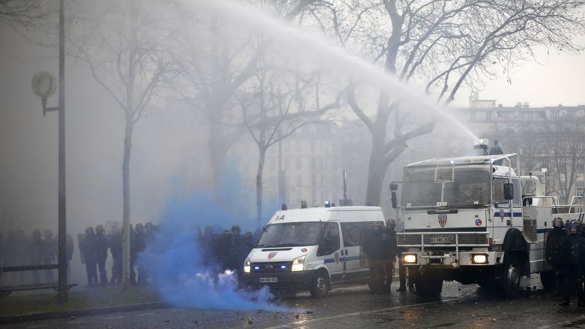 K potlačení násilností použila policie vodní děla a slzný plyn. 