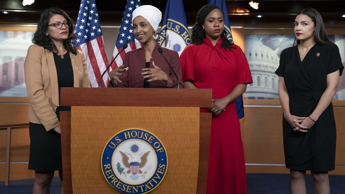 Demokratické kongresmanky (zleva) Rashida Tlaibová, jež má rodinu v Palestině, Ilhana Omarová, která je původem ze Somálska, Černoška Ayanna Pressleyová a Alexandria Ocasiová-Cortezová s portorickými kořeny