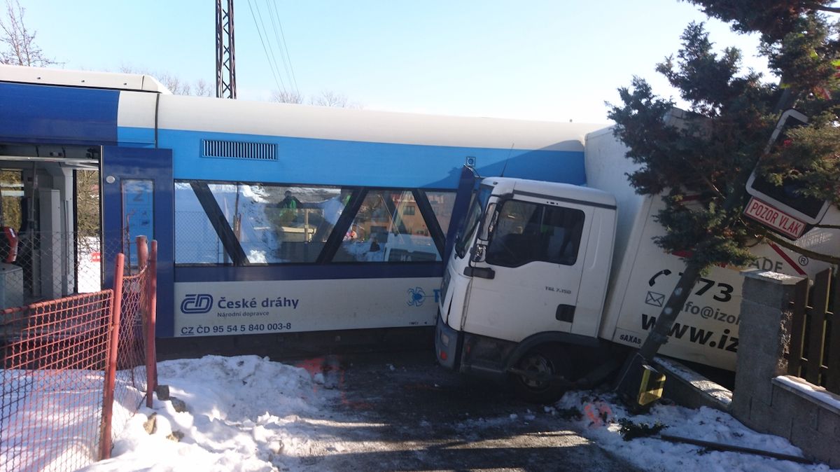 Srážka vlaku s náklaďákem na Liberecku.