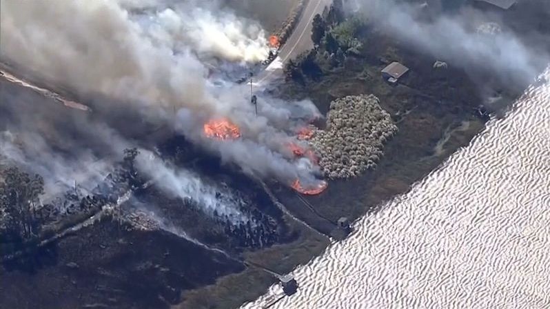 BEZ KOMENTÁŘE: Kalifornie bojuje s rychle se šířícími lesními požáry