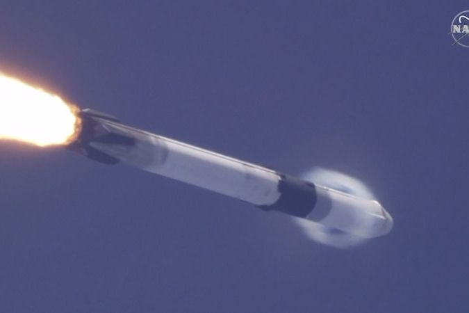BEZ KOMENTÁŘE: Start rakety Falcon 9 se zásobovací lodí Dragon