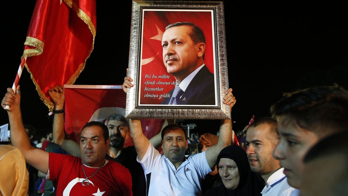 Erdoganovi příznivci oslavují v ulicích Istanbulu