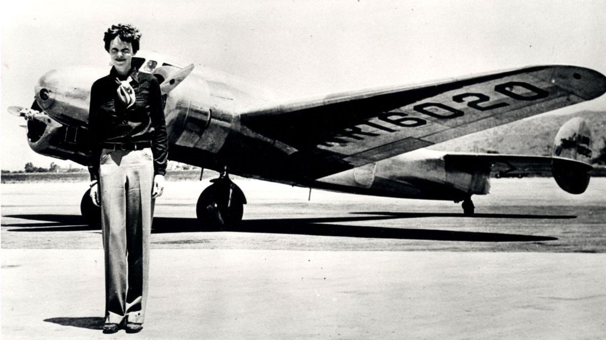 Amelia Earhartová před letounem Lockheed Electra, se kterým v roce 1937 zmizela.