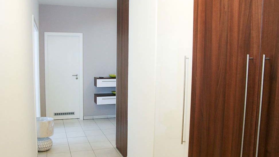 V bytě, který manželé koupili téměř před kolaudací, byla hotová elektroinstalace, položené dřevěné podlahy a instalované bílé dveře.