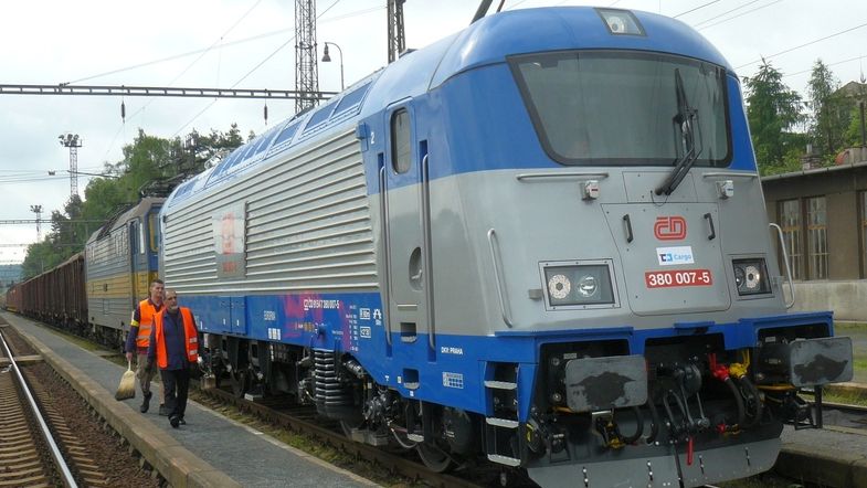 Supermoderní škodovácká lokomotiva Š 109E zapózovala ve čtvrtek ráno na nádraží v Chrástu Plzně.