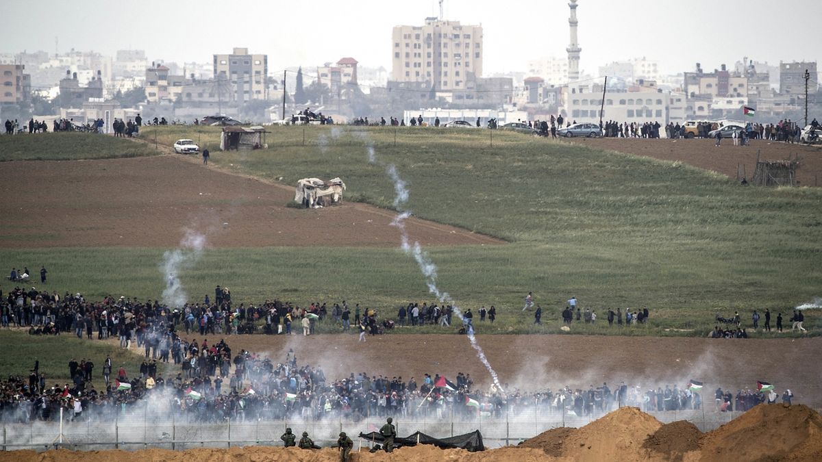 Protesty v Pásmu Gazy. Izraelští vojáci střílejí mezi Palestice nálože se slzným plynem