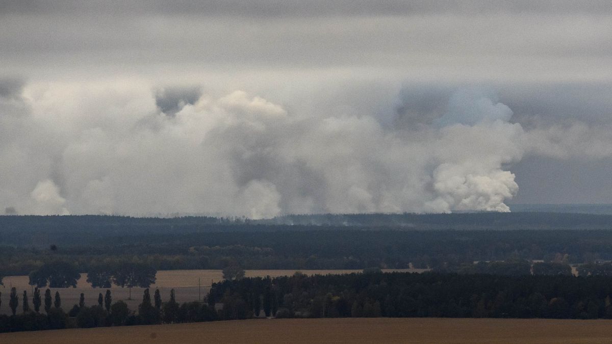 Dým z požáru a explozí v areálu vojenské základny na Ukrajině 