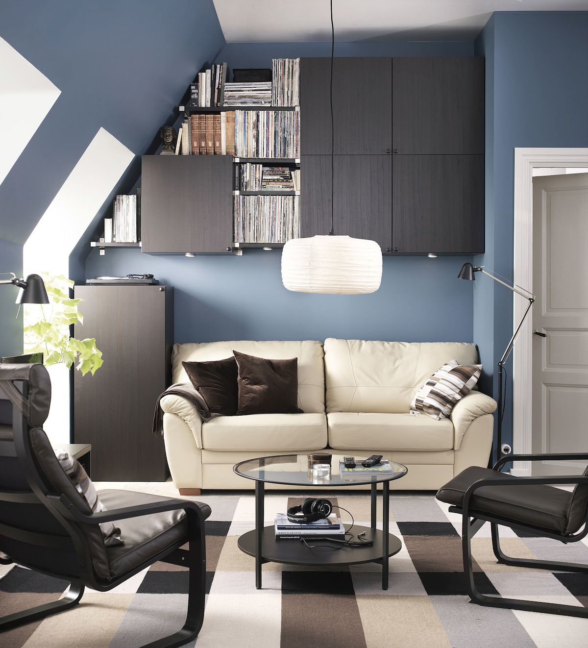 Modré stěna povzbuzují k práci a soustředění, kontrast antracitové černé s bílou jim dodává hloubku.