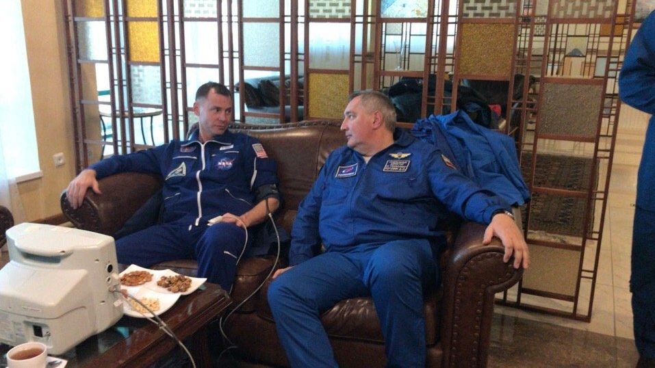 Posádka Sojuzu MS-10 Nick Hague (vlevo) a Alexej Ovčinin po vyzvednutí záchrannými oddíly. Nepochybně cítili únavu, zklamání, ale i úlevu, že přežili.