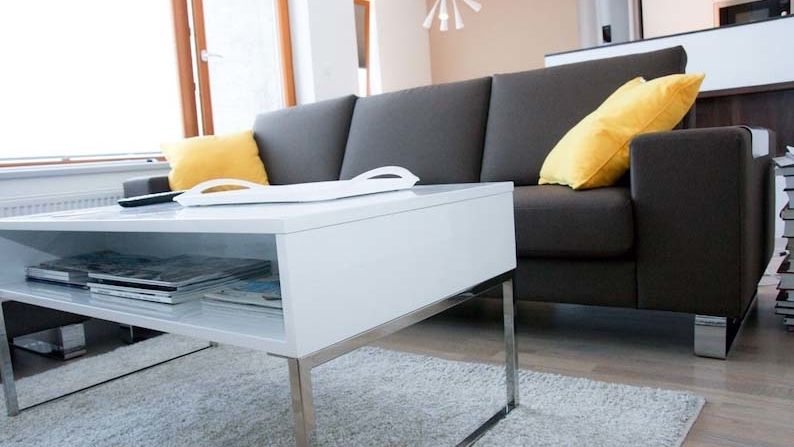 Pohodlná pohovka tvoří dominantu obývacího pokoje.