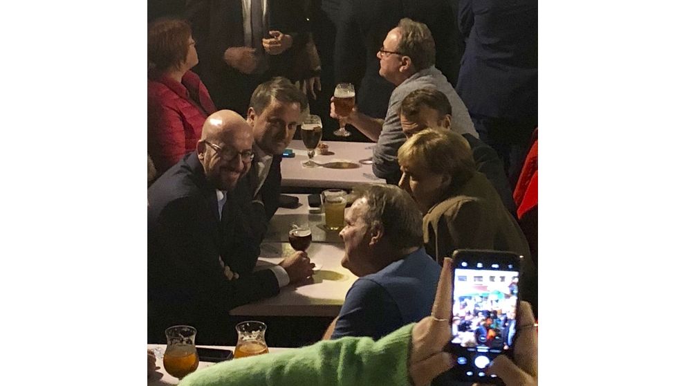 Fotografie, na které jsou zachyceni státníci u piva po jednání o brexitu.
