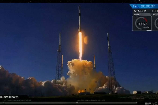 BEZ KOMENTÁŘE: Raketa Falcon 9 po několika odložených startech vynesla do kosmu navigační satelit americké armády