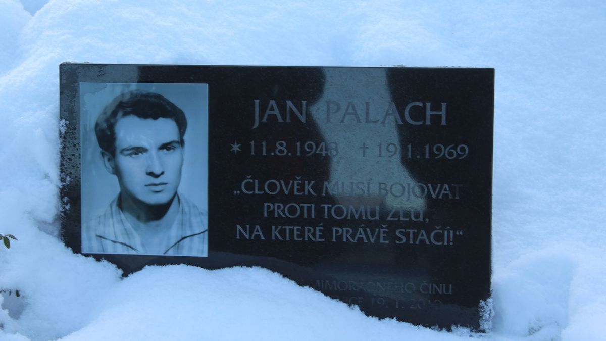Nová deska věnovaná Janu Palachovi, která je určena pro mohylu na Smrku. 