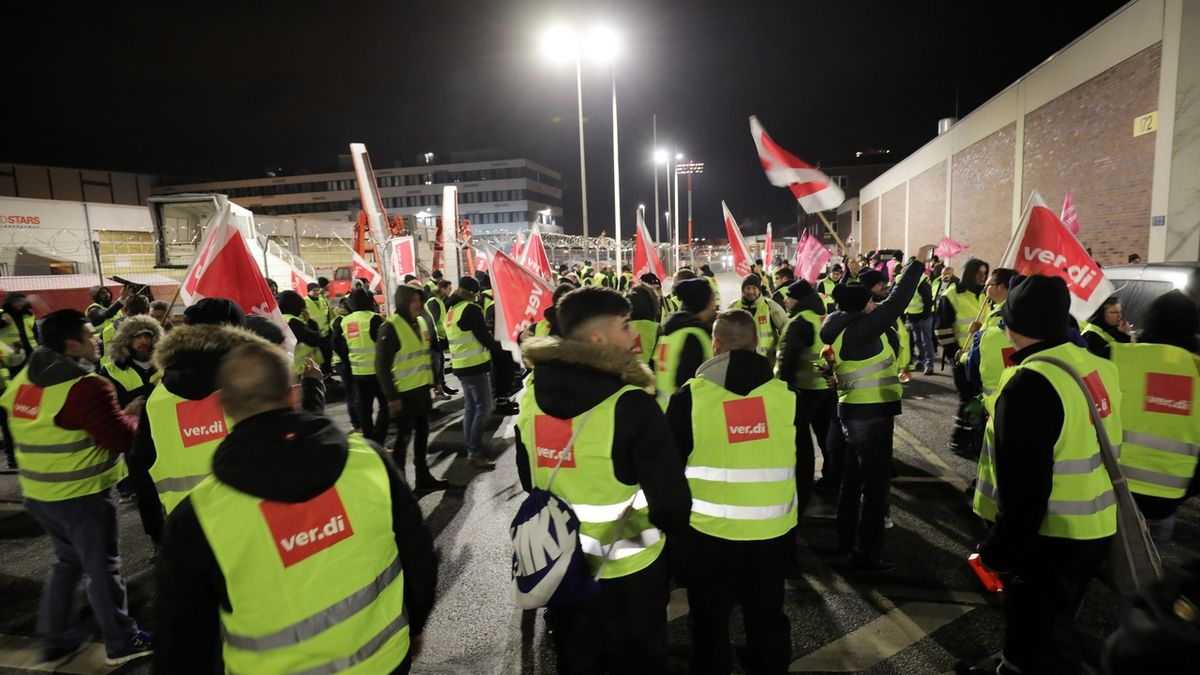 Zaměstnanci hamburského letiště začali stávkovat už v brzkých ranních hodinách. 