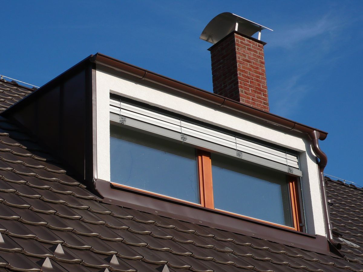Při instalaci stínicího systému na vikýřových oknech hraje důležitou roli i tvar střechy vikýře. Ideální jsou pultové (na obrázku) či valbové. U sedlových může vzniknout problém.