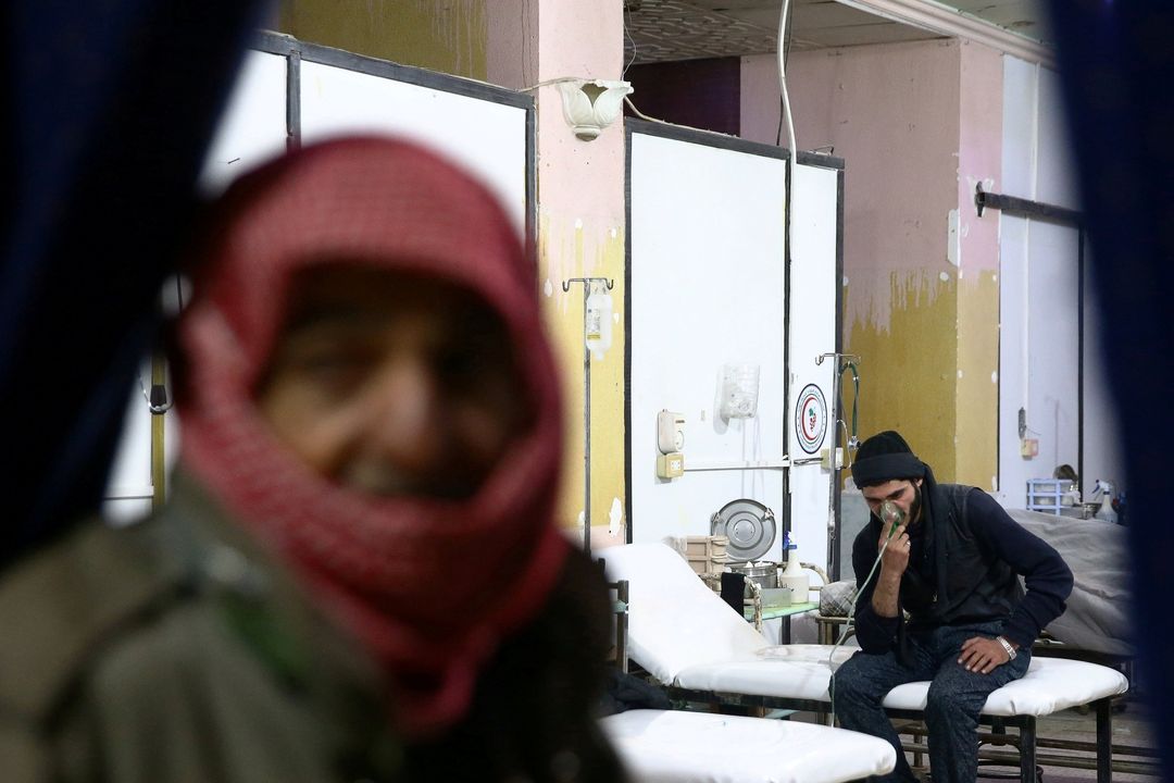 Muž dýchající kyslík po plynovém útoku na Dúmu 