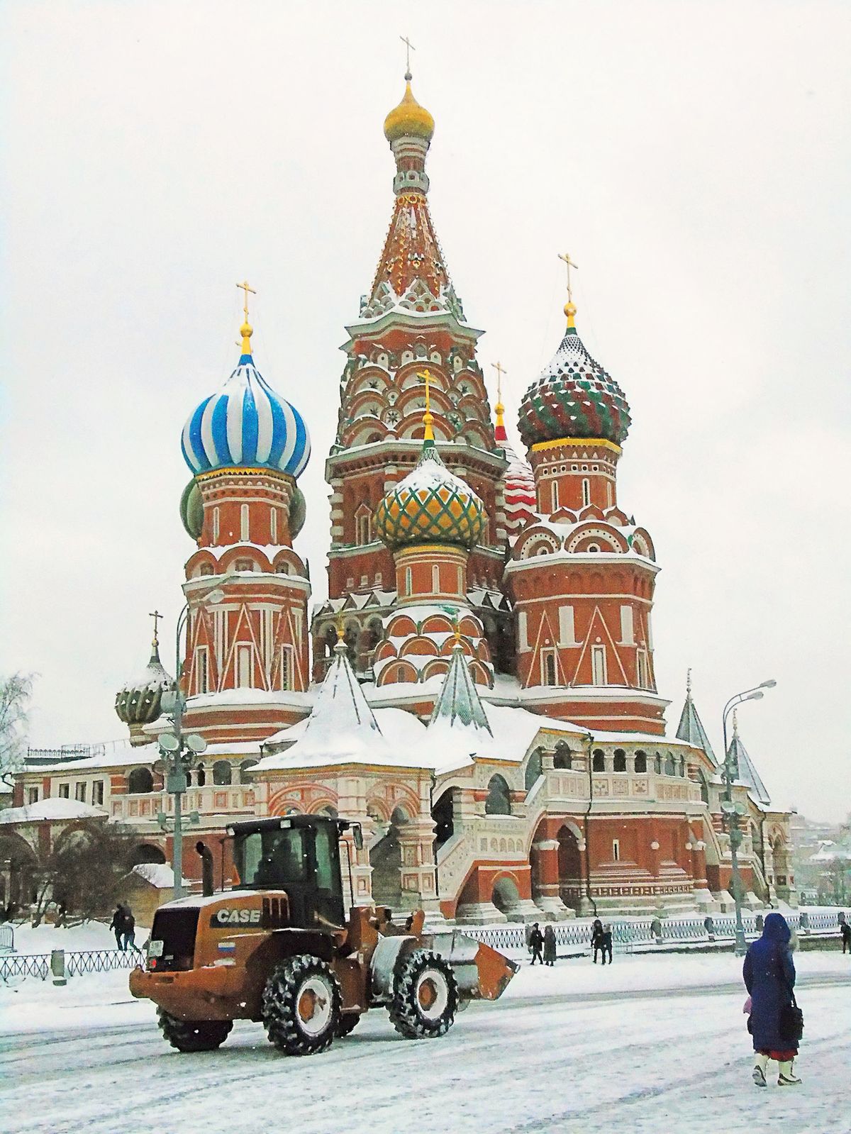 O sníh na Rudém náměstí před chrámem Vasila Blaženého se stará těžká technika.