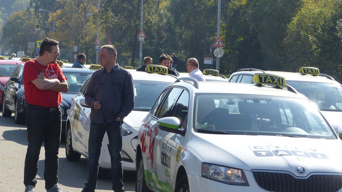 Protestující taxikáři v Brně