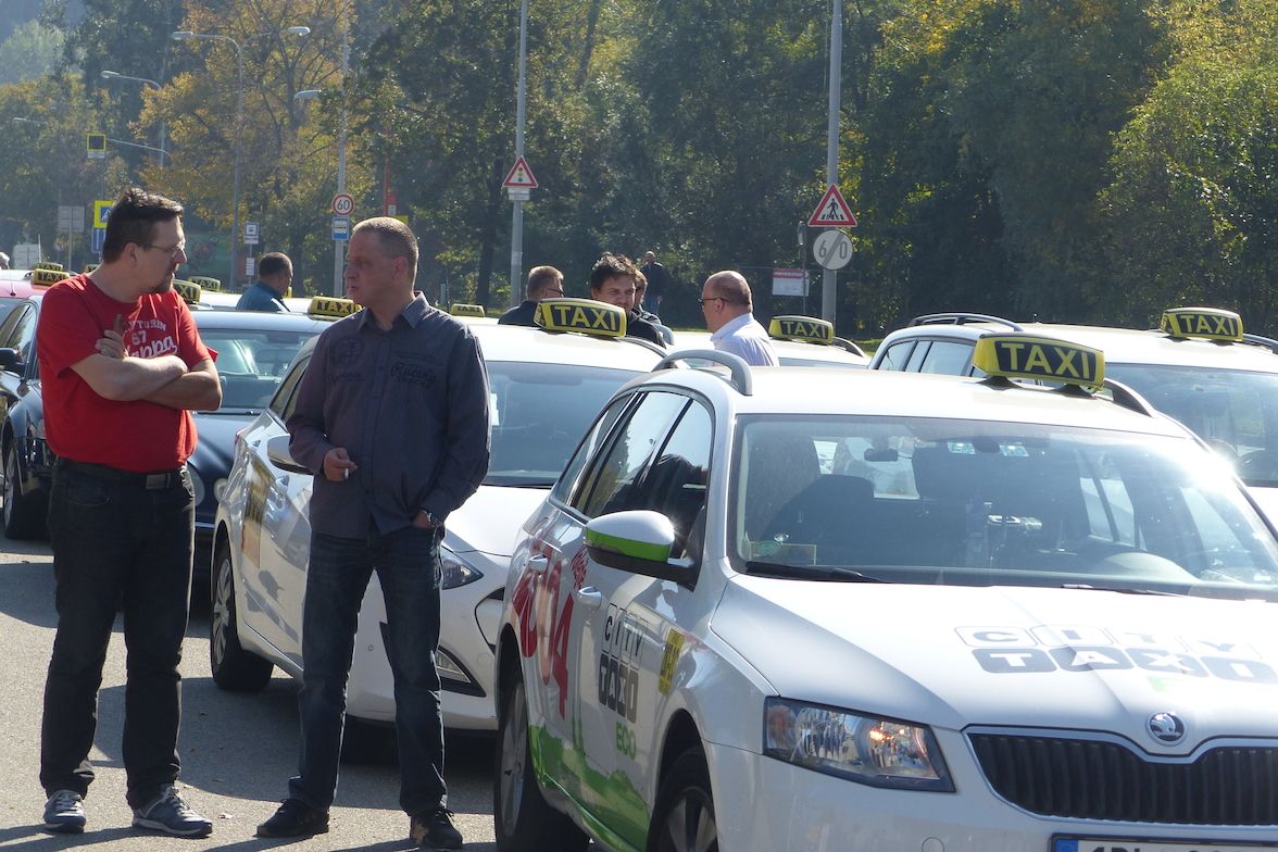 Protestující taxikáři v Brně