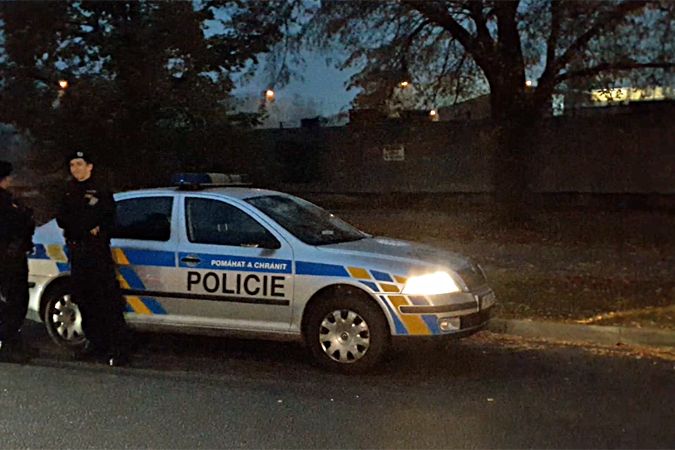 Policisté po zákroku v Plzni, při kterém dopadli muže, jenž měl postřelit přítelkyni