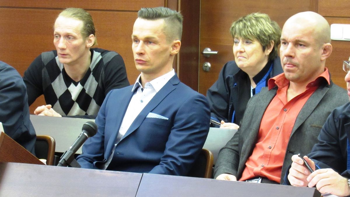 Dva z hlavních obžalovaných, vpravo Pavel Malý, vedle něj Vladimír Stratil u soudu (archivní snímek)