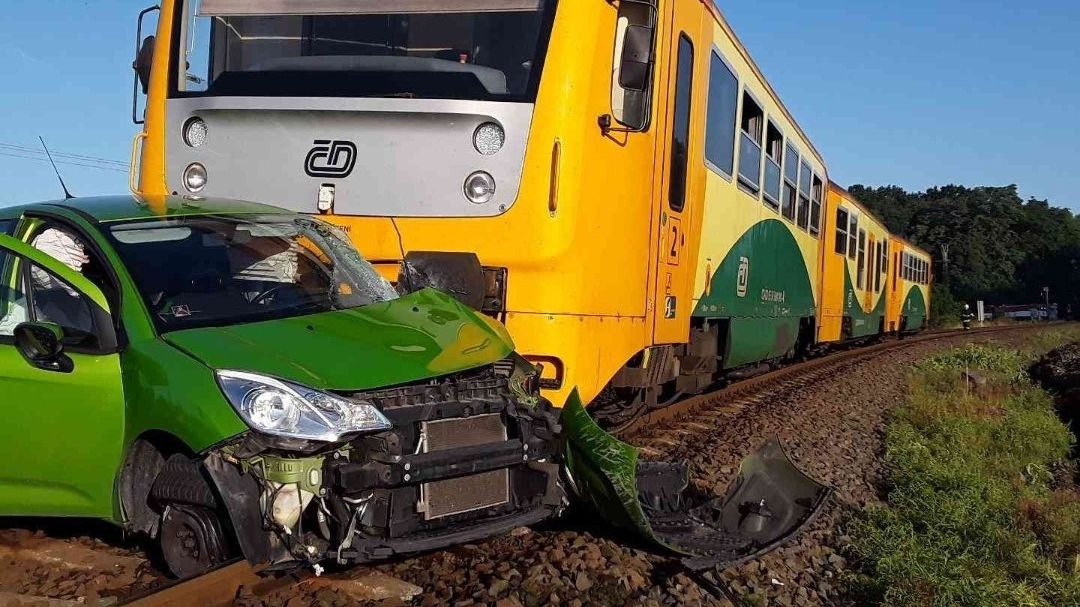 Vlak auto dotlačil daleko od místa nehody.