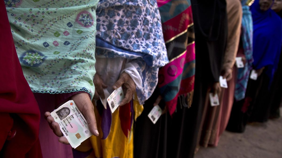 Ženy čekají před volební místností v Bangladéši