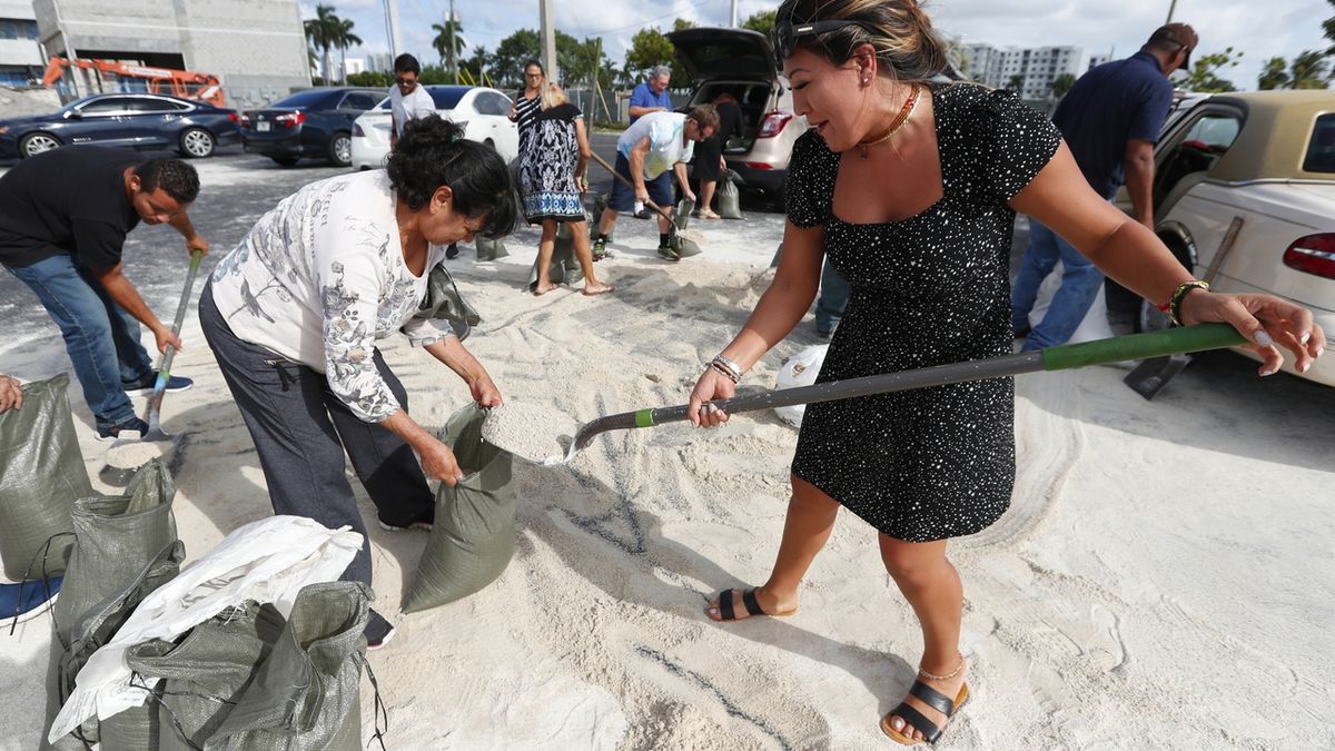 Lidé v Hallandale Beach na Floridě připravují pytle s pískem 