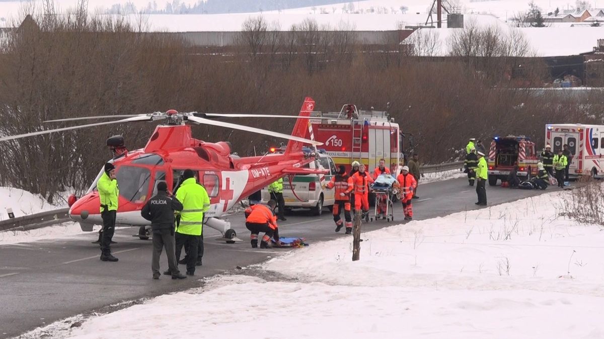 Na místě nehody zasahoval vrtulník.