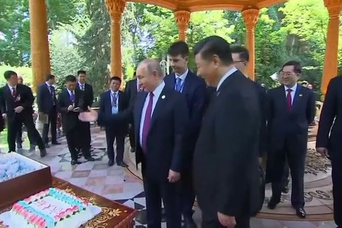BEZ KOMENTÁŘE: Čínský prezident oslavil narozeniny s Putinem