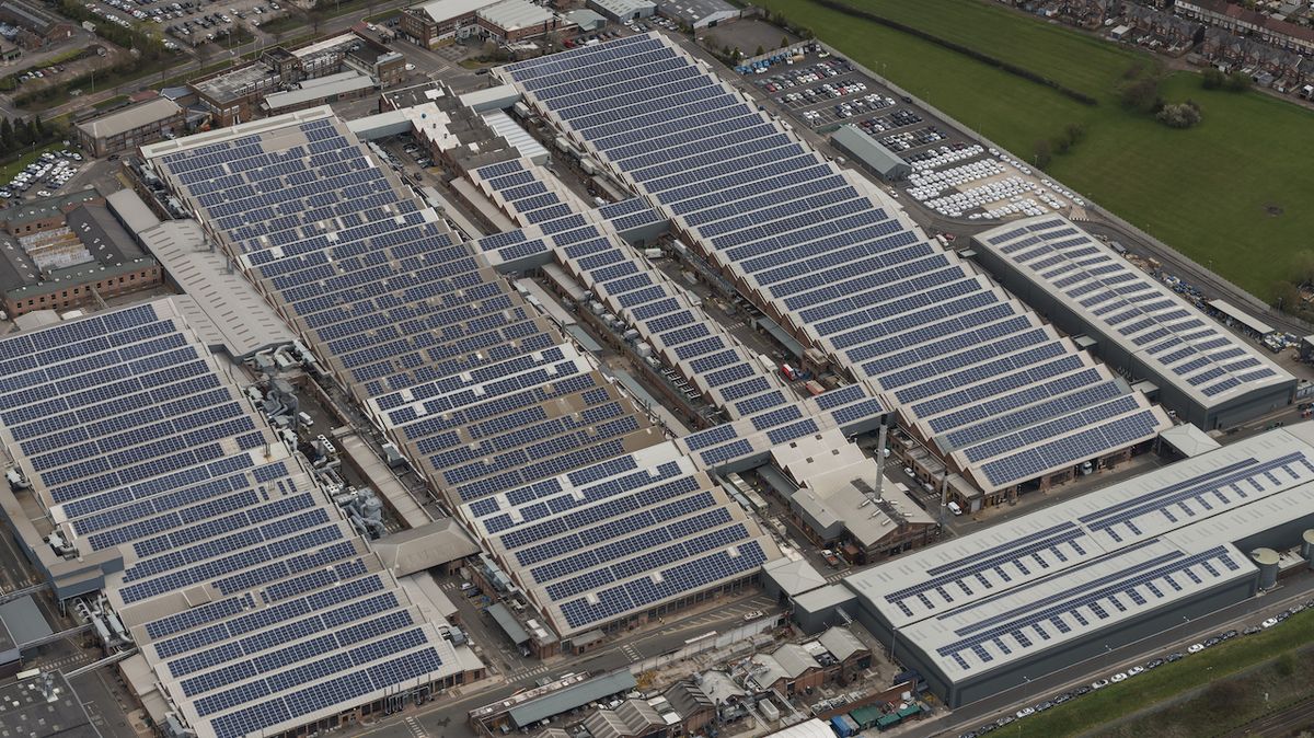 Solární panely na střeše továrny Bentley, instalované v roce 2013