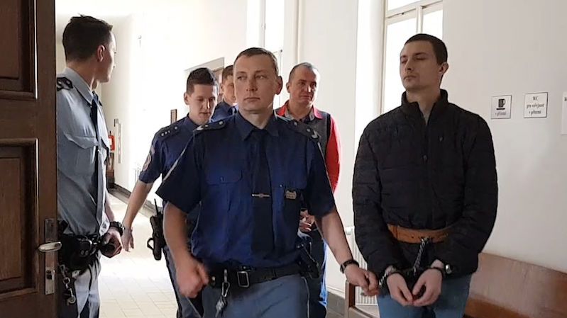 Obžalovaní Antons Maslaks (vpravo) a Oleks Lukjanovs u odvolacího soudu.