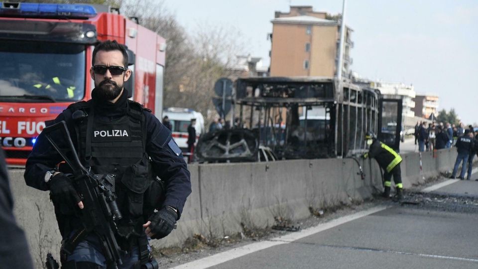 Hasiči a policisté u zapáleného autobusu v Itálii