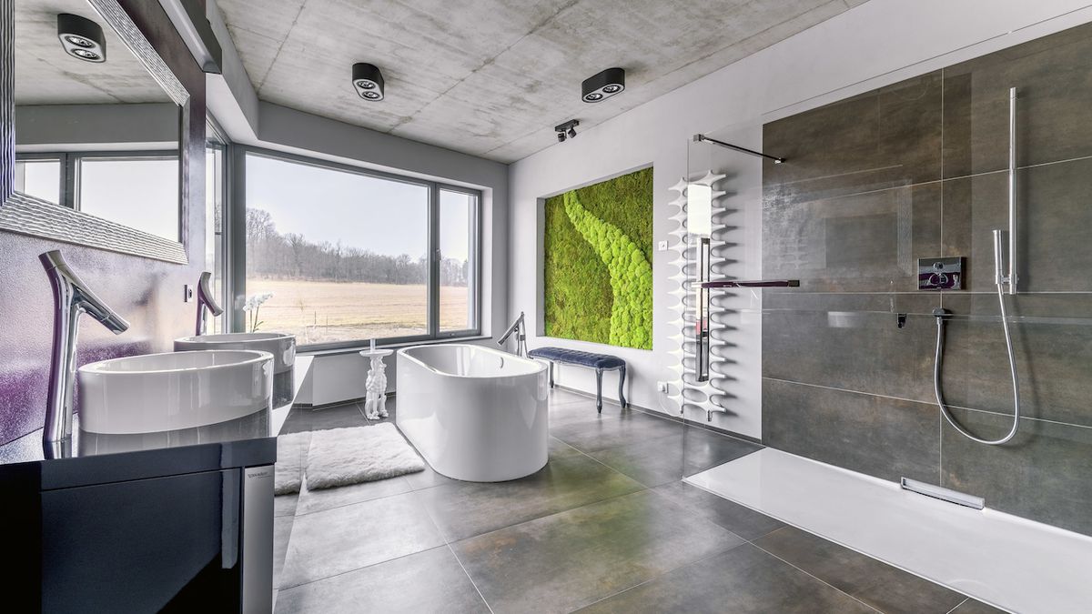 Hlavní koupelna v patře je vybavena vanou (Kaldewei) ze smaltované oceli i sprchovým koutem a dvěma umyvadly (Duravit) v designu Philippa Starcka, který je také autorem baterií ze série Axor Organic (Hansgrohe).