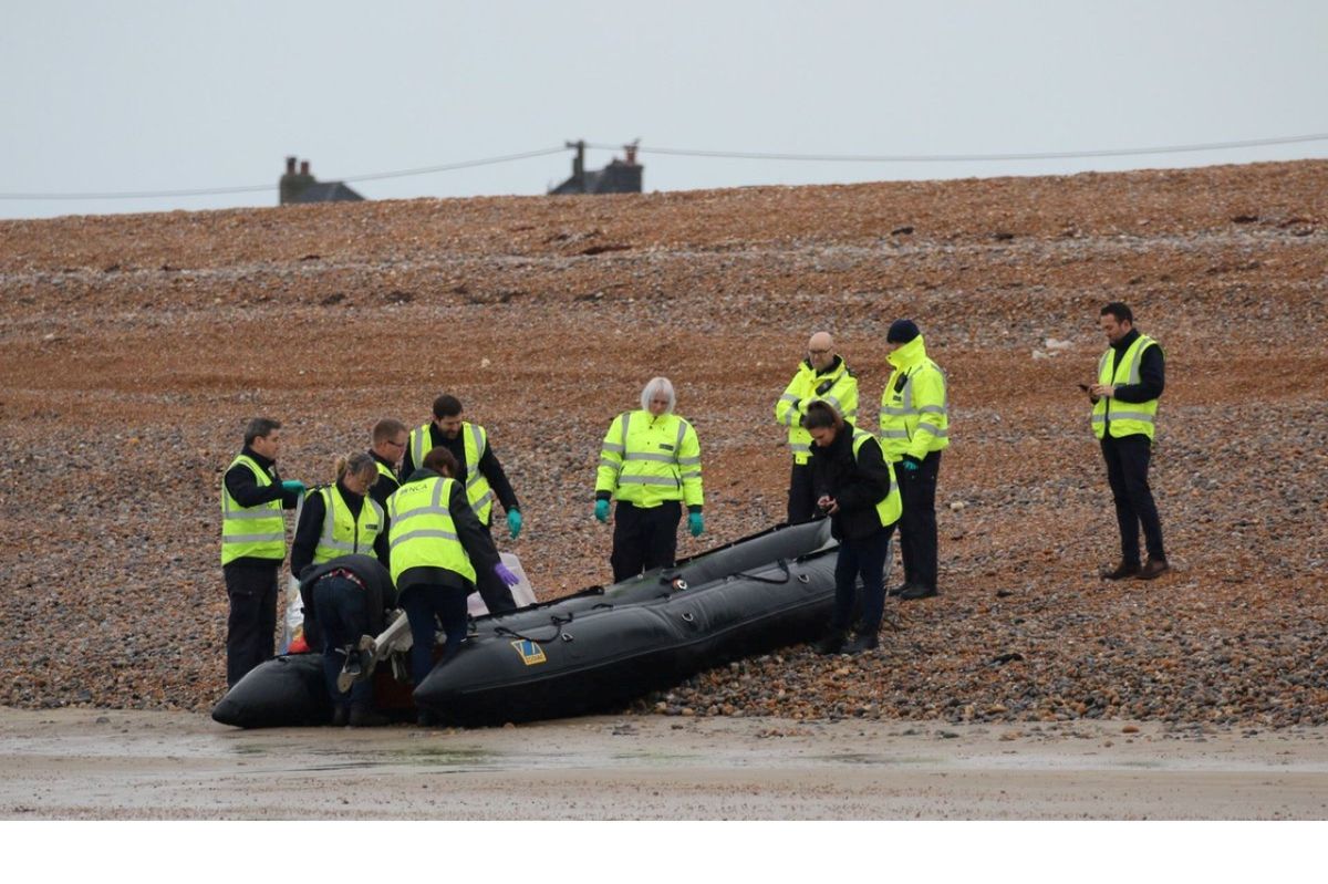 Británie se potýká s přílivem migrantů, kteří se snaží překonat Lamanšský průliv na loďkách.