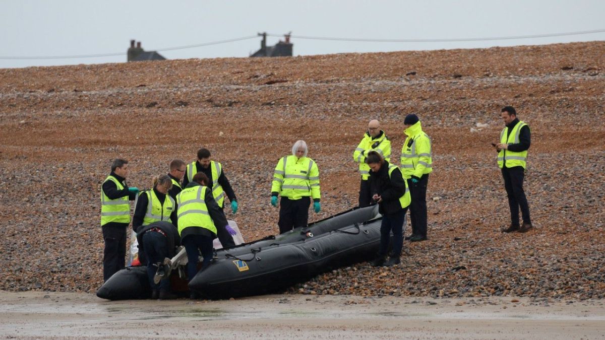 Británie se potýká s přílivem migrantů, kteří se snaží překonat Lamanšský průliv na loďkách.