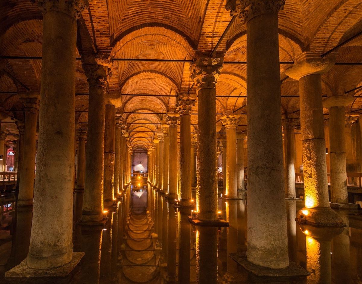 Cisterna na vodu z dob byzantské říše je nutnou zastávkou. Objevila se také v románu Dana Browna Inferno. 