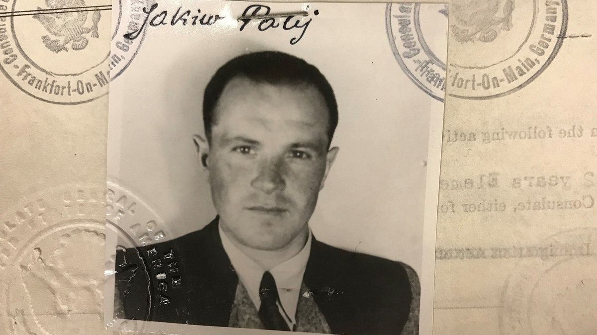 Dozorce Jakiv Palij na fotografii z víza z roku 1949.
