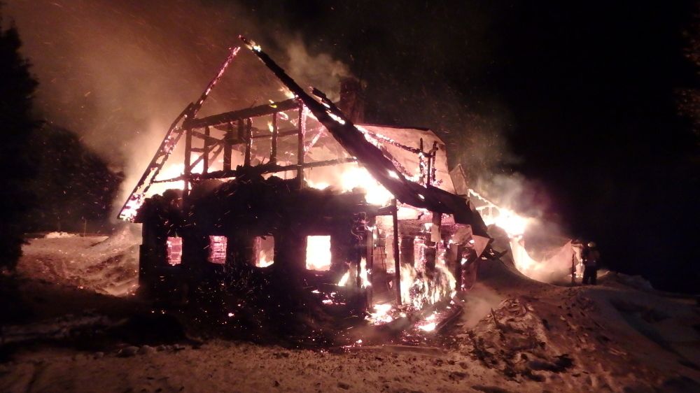 Při požáru chaty zemřel jeden člověk.