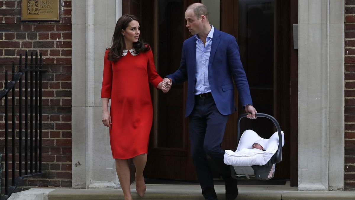 Prind William, vévodkyně Kate a jejich nejmladší syn opouštějí porodnici