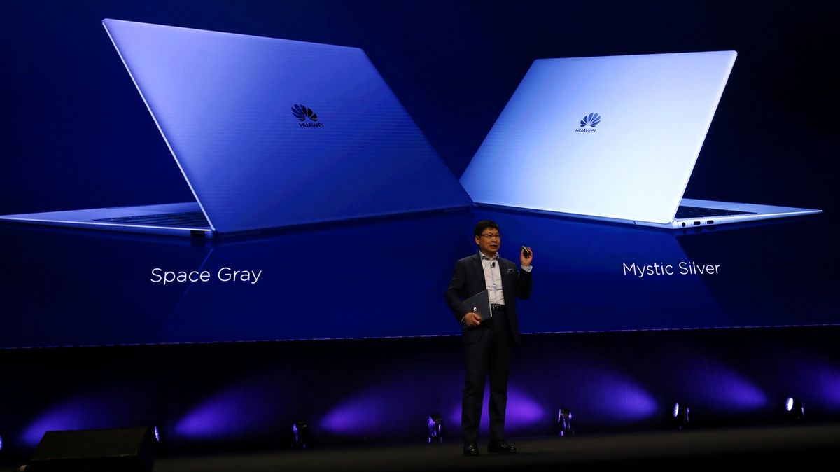 Šéf společnosti Huawei Richard Yu ukazuje MateBook X Pro.