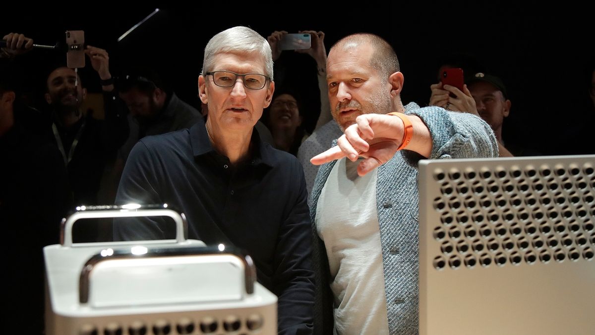 Designér Jony Ive (vpravo) opustí Apple po více než dvaceti letech ve firmě. Na snímku se současným šéfem Applu Timem Cookem.