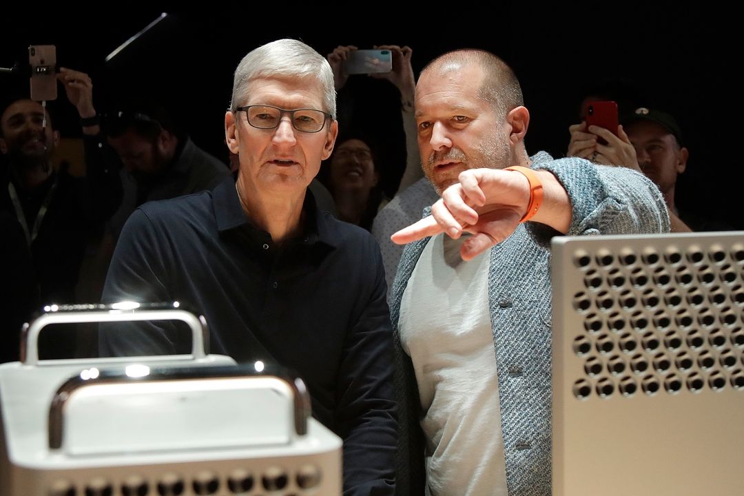Designér Jony Ive (vpravo) opustí Apple po více než dvaceti letech ve firmě. Na snímku se současním šéfem Applu Timem Cookem.