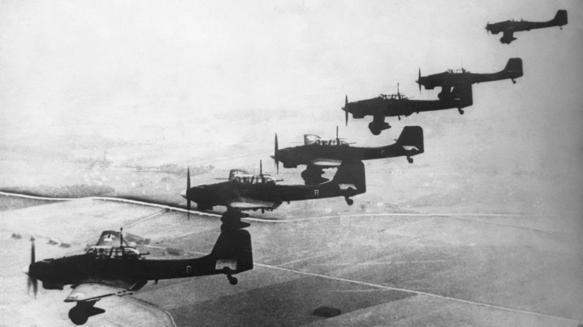 Německé bombardovací letouny Junkers Ju-87 nad Polskem v září 1939