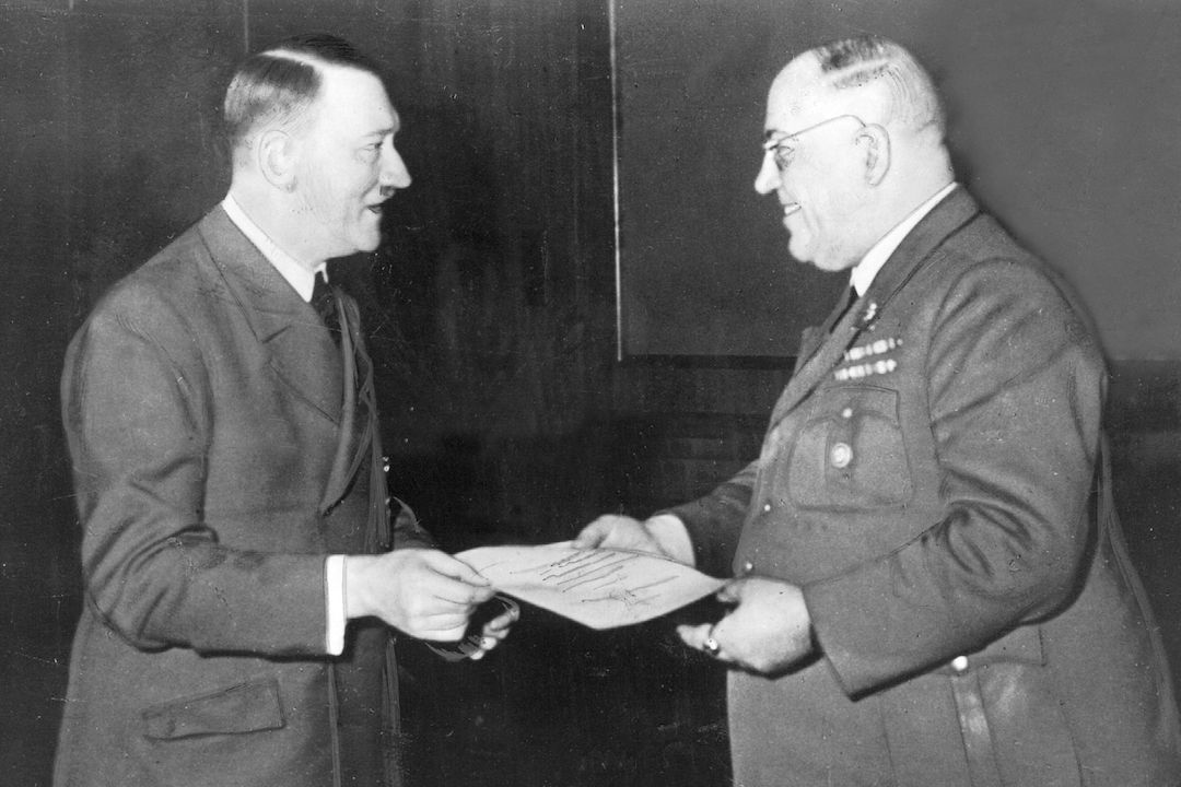 Nacistický vůdce Adolf Hitler (vlevo) oceňuje svého osobního lékaře Theodora Morella. Snímek pochází z roku 1944.