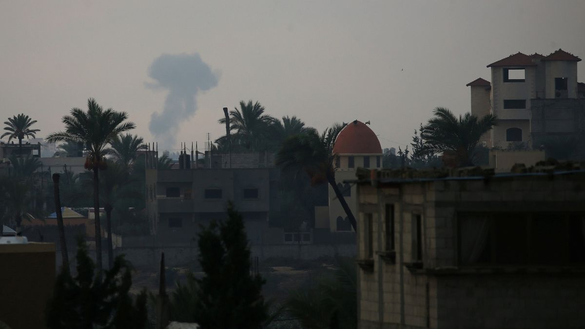 Dým stoupá z míst zasažených po izraelském odvetném útoku na jihu Pásma Gazy